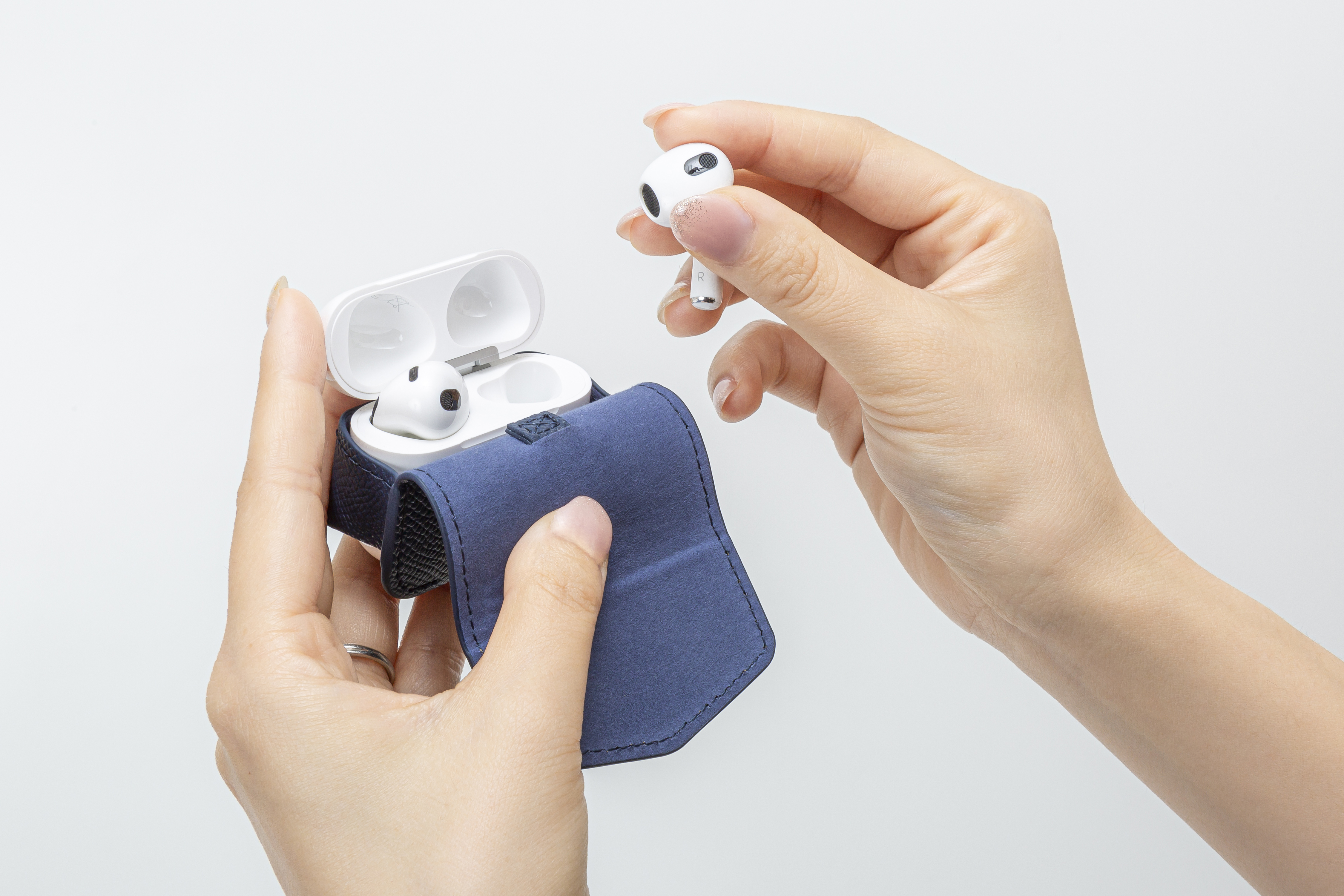 GRAMAS COLORS蔭AirPods ProP[X V^AirPodsi3jɑΉ