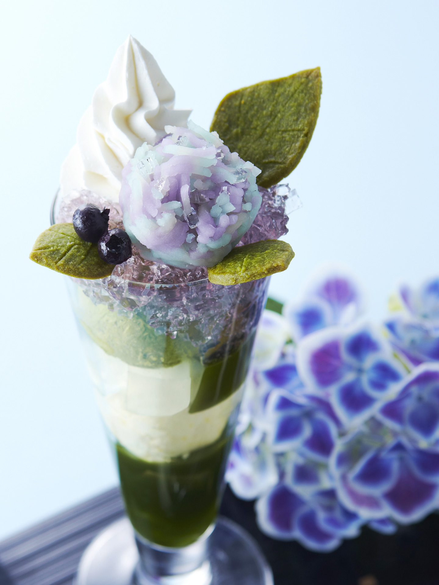 抹茶パフェに紫陽花が咲きました　京都・伊藤久右衛門「紫陽花パフェ」5月13日より提供開始