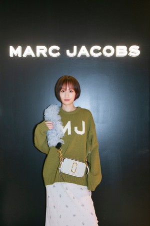 uTOMO KOIZUMI x MARC JACOBSvÕv[`ZvVɍ؃QXgIoG[VLȃR{[VACeIځB