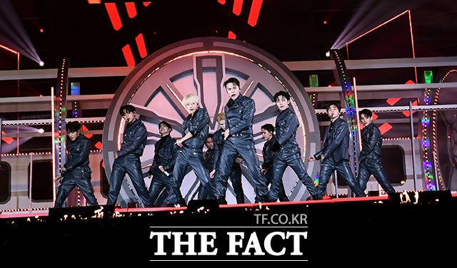 BTS5IK-POP̃Xe[Wu2021 THE FACT MUSIC AWARDSvbhJ[ybg܎AptH[}X܂łSԂՂHuluœƐzM
