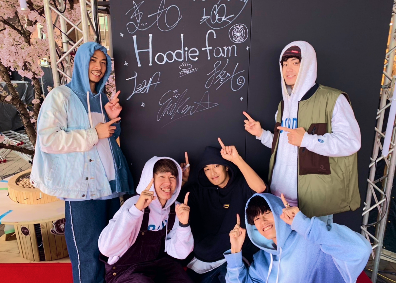 Hoodie famũt@^W[vC~l[V_ɏoI