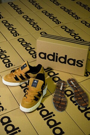 ADIMATIC[Xꂽ1996ÑV[{bNXɃCXpCAꂽuadidas Originals ADIMATIC atmos OG SHOEBOXvoB