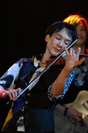 ӂ郔@CI\Cu@wp solo LIVE `Spiral Strings`xJÌ@JtFeBŃ`Pbg