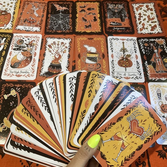 A[gȃnEB`[t̃^bgfbNRNVACeɍœKIuThe Happy Halloween Tarot DeckvoI